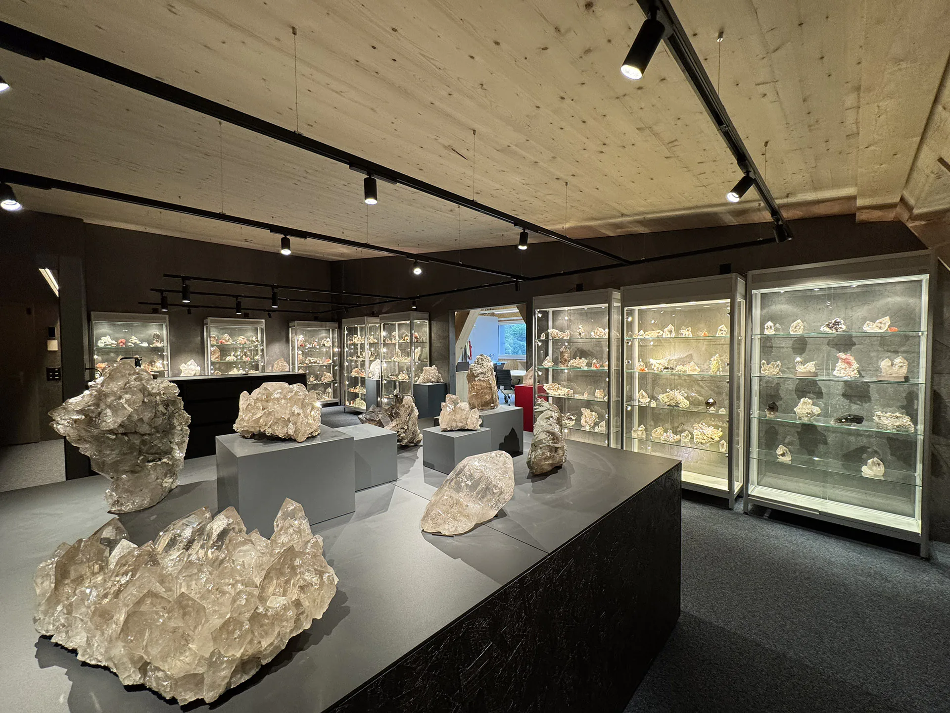 Fachgeschäft Von Arx in Amsteg – Verkaufsraum mit Bergkristallen, Rauchquarzen und Mineralien